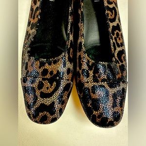 BRAND NEW Vaneli 9.5 Narrow ladies suede shine leopard print fancy shoes